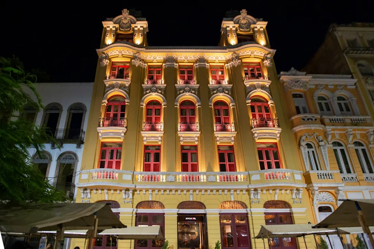 Pool in Lapa - Drinks & View of the Arches - Image